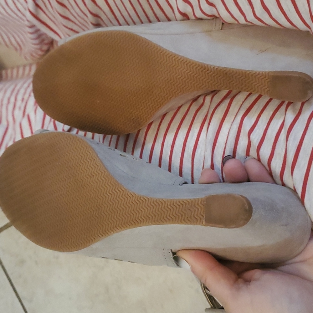 EUC LIKE NEW B.L.E.U Beige Laser Cut Perforated wedge Sandals ROSINA Beige Sz.9 - Picture 8 of 9